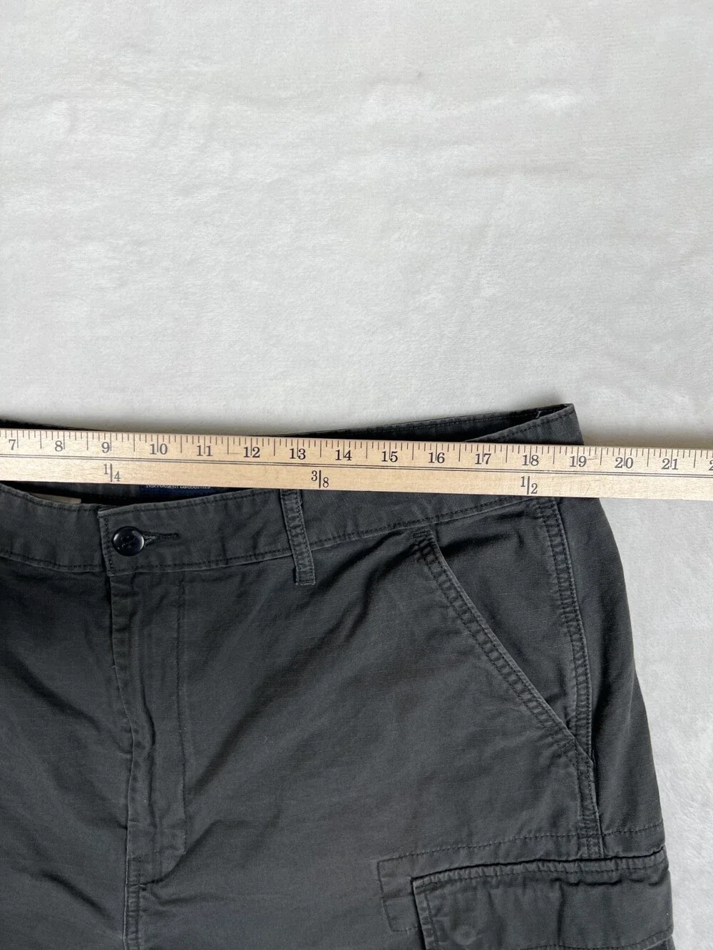 Leviâs Gray Cargo Shorts Size 38 Ripstop Y2K Baggy